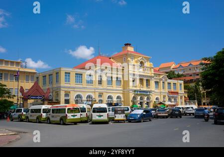 Kambodscha: Das zentrale Postamt in Phnom Penh aus der französischen Kolonialzeit des 19. Jahrhunderts, entworfen vom französischen Stadtplaner und Architekten Daniel Fabre. Phnom Penh liegt auf der westlichen Seite des Mekong River an der Stelle, an der er vom SAP River verbunden wird und sich in den Bassac River teilt, was zu einem Treffpunkt von vier großen Wasserstraßen macht, die auf Kambodscha als Chatomuk oder „vier Gesichter“ bekannt sind. Sie ist seit der Verlassenheit Angkors Mitte des 14. Jahrhunderts von zentraler Bedeutung für das kambodschanische Leben und ist seit 1866 die Hauptstadt. Stockfoto