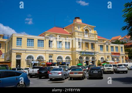 Kambodscha: Das zentrale Postamt in Phnom Penh aus der französischen Kolonialzeit des 19. Jahrhunderts, entworfen vom französischen Stadtplaner und Architekten Daniel Fabre. Phnom Penh liegt auf der westlichen Seite des Mekong River an der Stelle, an der er vom SAP River verbunden wird und sich in den Bassac River teilt, was zu einem Treffpunkt von vier großen Wasserstraßen macht, die auf Kambodscha als Chatomuk oder „vier Gesichter“ bekannt sind. Sie ist seit der Verlassenheit Angkors Mitte des 14. Jahrhunderts von zentraler Bedeutung für das kambodschanische Leben und ist seit 1866 die Hauptstadt. Stockfoto