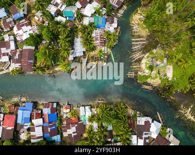 Dörfer entlang des klaren Süßwasserflusses in Surigao del Sur. Philippinen. Stockfoto