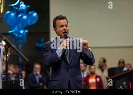 Melville, New York, USA. November 2024. Der demokratische Kandidat John Avlon spricht bei der Gewerkschaftskundgebung 66 der Arbeiter. Avlon, der praktisch mit dem republikanischen Kongressabgeordneten Nick LaLota, dem republikanischen Amtsinhaber im ersten Bezirk New Yorks, verbunden ist. Der Sitz ist jetzt hauchdünn nach Donald Trumps Kundgebung auf Long Island und dem Aufstieg Kamala Harris in den Wahlen. (Kreditbild: © Michael Nigro/Pacific Press via ZUMA Press Wire) NUR REDAKTIONELLE VERWENDUNG! Nicht für kommerzielle ZWECKE! Stockfoto