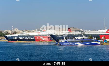 piräus, griechenland, 30. oktober 2024, Katamaranfähren mit Schnellgeschwindigkeit 3 und 4, die von hellenischen Seaways im Hafen betrieben werden *** piräus, griechenland, 30. oktober 2024, katamaranfähren Highspeed 3 und 4 von hellenischen Seaways im hafen Copyright: xx Stockfoto