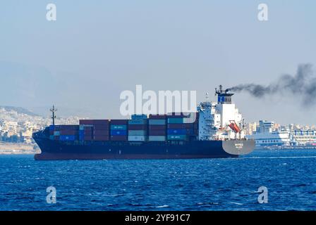 piräus, griechenland, 30 okt 2024, Containerschiff mayfield im Hafen von piräus, griechenland mit schwarzem Rauch, Verschmutzung *** piräus, griechenland, 30 okt 2024, Containerschiff mayfield im hafen von piräus, griechenland mit schwarzem rauch, Umweltverschmutzung Copyright: xx Stockfoto
