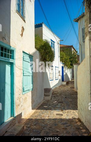 Gebäude in einer engen Straße auf der Insel hydra, griechenland *** gebäude in einer engen gasse auf der insel hydra, griechenland Copyright: XW. Simlingerx Stockfoto