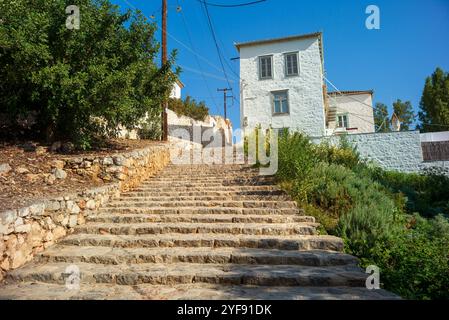 Gebäude in einer engen Straße auf der Insel hydra, griechenland *** gebäude in einer engen gasse auf der insel hydra, griechenland Copyright: XW. Simlingerx Stockfoto