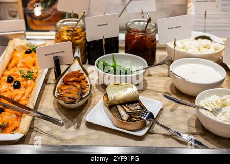 Gourmet-Frühstück mit Räucherfisch und Würzmitteln Stockfoto