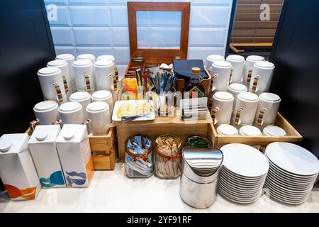 Bunte Tassen und Zitrusscheiben für ein lebhaftes Frühstücksbuffet Stockfoto