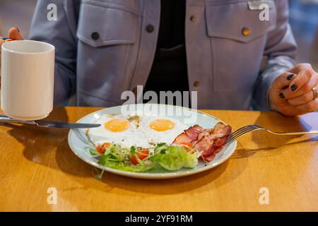Klassisches amerikanisches Frühstück mit Eiern auf der Sonnenseite, Speck und Kaffee Stockfoto