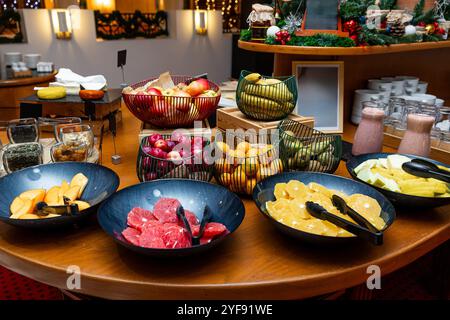 Auswahl an frischen Obstplatten und Smoothies am Frühstücksbuffet Stockfoto