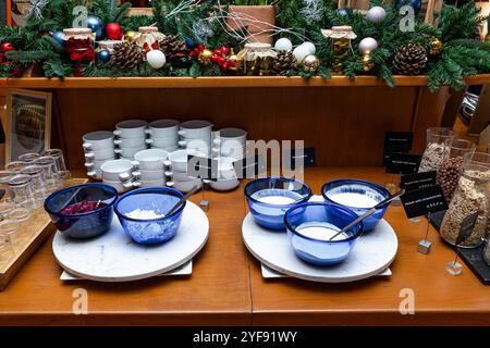 Frühstücksbuffet mit einer Auswahl an Yoghurts, Müsli und Würzmitteln Stockfoto