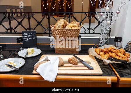 Auswahl an frisch gebackenem Brot und Gebäck in einem gemütlichen Hotelbuffet Stockfoto