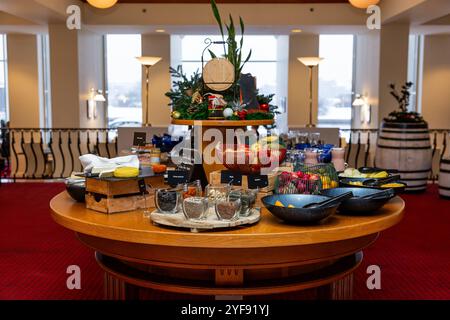 Festliches, kreisförmiges Buffet mit saisonaler Einrichtung und verschiedenen Frühstücksartikeln Stockfoto