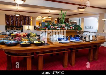 Festliches, kreisförmiges Buffet mit saisonaler Einrichtung und verschiedenen Frühstücksartikeln Stockfoto