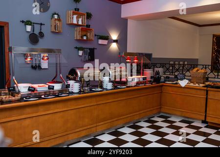 Elegantes Hotel-Frühstücksbuffet mit glänzenden Metallwärmern und moderner Einrichtung Stockfoto