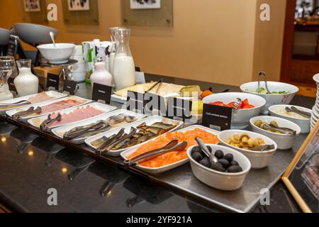 Köstliche kalte Schnitte und frische Salatzutaten am Buffettisch Stockfoto