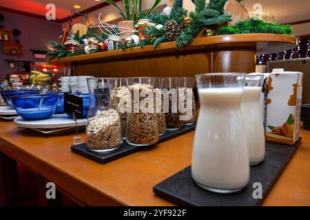 Elegantes Frühstücksbuffet mit Müsli und Milch in modernem Ambiente Stockfoto