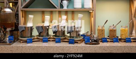 Elegantes Frühstücksbuffet mit Müsli und Milch in modernem Ambiente im Hotel Stockfoto