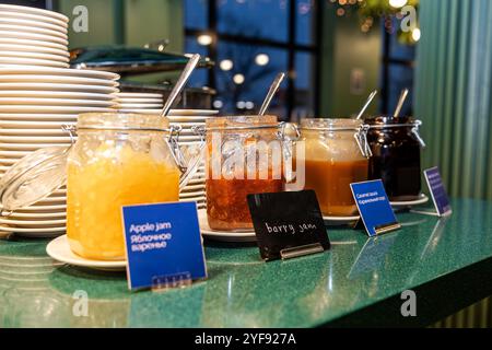 Auswahl an hausgemachten Marmeladen und Honig in Glasgläsern am Buffet im Hotel Stockfoto