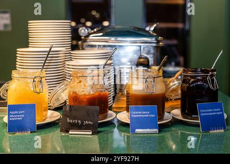 Verschiedene Marmeladen und Saucen in Glasgläsern zum Frühstücksbüfett im Hotel Stockfoto