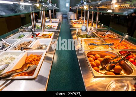 Abwechslungsreiche Auswahl in einem Selbstbedienungs-Buffetrestaurant Stockfoto