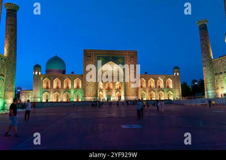 SAMARKAND, USBEKISTAN - 17. SEPTEMBER 2024: Der Registan-Platz in Samarkand, Usbekistan, beleuchtet unter dem Abendhimmel. Stockfoto