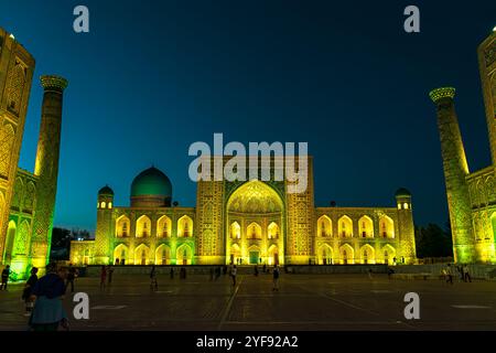 SAMARKAND, USBEKISTAN - 17. SEPTEMBER 2024: Der Registan-Platz in Samarkand, Usbekistan, beleuchtet unter dem Abendhimmel. Stockfoto