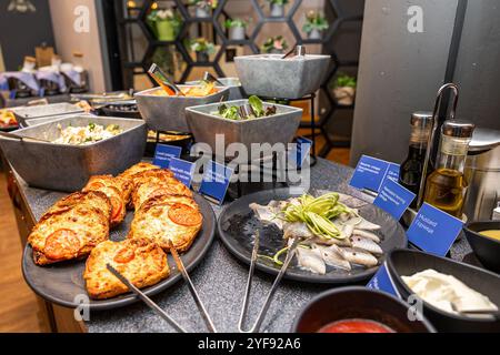 Deluxe-Buffet mit verschiedenen Käsesorten, Fisch und frischen Salaten im Hotel Stockfoto