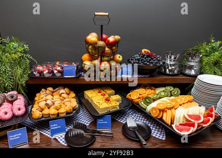 Buffettisch mit frischem Obst, Gebäck und Desserts in stilvoller Präsentation im Hotel Stockfoto