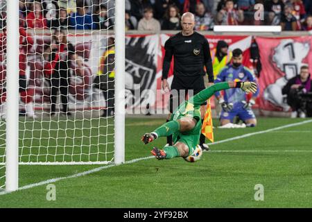 Harrison, USA. November 2024. Zwischen New York Red Bulls und Columbus Crew in der 1. Runde der MLS Audi Cup Playoffs in der Red Bull Arena in Harrison, NJ am 3. November 2024. Gemäß den von MLS festgelegten Regeln besteht die erste Runde der Playoffs aus den besten von 3 Spielen. Jedes Spiel muss mit einem Elfmeterschießen für einen der Gegner enden, falls das Spiel in einem Unentschieden endet. (Foto: Lev Radin/SIPA USA) Credit: SIPA USA/Alamy Live News Stockfoto