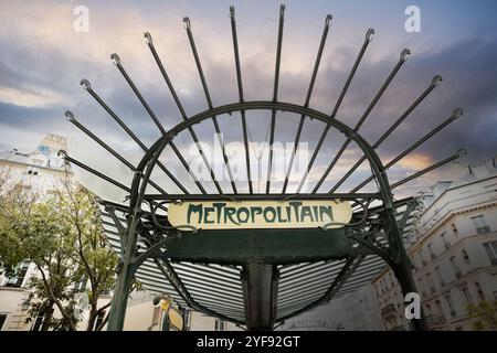 Ikonisches Pariser Metropolenschild mit Jugendstil-Baldachin vor einem stimmungsvollen Himmel, das die Essenz städtischer europäischer Eleganz einprägt Stockfoto