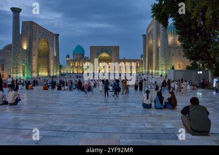 SAMARKAND, USBEKISTAN - 17. SEPTEMBER 2024: Der Registan-Platz in Samarkand, Usbekistan, beleuchtet unter dem Abendhimmel. Stockfoto