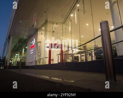 Außenansicht des CMI Toyota Händlers mit Abendhimmel auf der West Terrace in Adelaide, Australien. Stockfoto