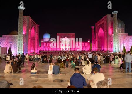 SAMARKAND, USBEKISTAN - 17. SEPTEMBER 2024: Der Registan-Platz in Samarkand, Usbekistan, beleuchtet unter dem Abendhimmel. Stockfoto