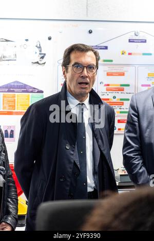 Paris, Frankreich. November 2024. Präsident (CEO/PDG) der SNCF-Gruppe, Jean-Pierre Farandou, während ihres Besuchs im Bahnhof Paris-Montparnasse am 3. November 2024 in Paris, um eine Bestandsaufnahme der Situation mit den SNCF-Teams im Zusammenhang mit der Rückkehr in den Urlaub zu machen. Wo sie den Operationsraum sowie die Station besuchten, indem sie Reisende kontaktierten. Foto: Alexis Jumeau/ABACAPRESS. COM Credit: Abaca Press/Alamy Live News Stockfoto