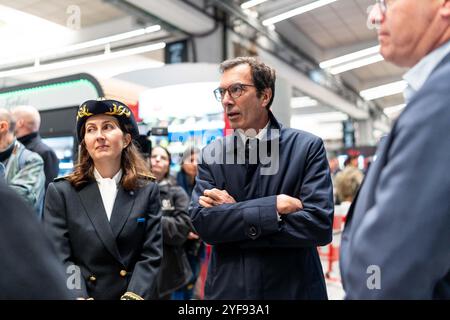 Paris, Frankreich. November 2024. Präsident (CEO/PDG) der SNCF-Gruppe, Jean-Pierre Farandou, während ihres Besuchs im Bahnhof Paris-Montparnasse am 3. November 2024 in Paris, um eine Bestandsaufnahme der Situation mit den SNCF-Teams im Zusammenhang mit der Rückkehr in den Urlaub zu machen. Wo sie den Operationsraum sowie die Station besuchten, indem sie Reisende kontaktierten. Foto: Alexis Jumeau/ABACAPRESS. COM Credit: Abaca Press/Alamy Live News Stockfoto