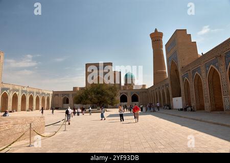 BUCHARA, USBEKISTAN;SEPTEMBER,19,2024: Die Po-i-Kalyan Moschee mit dem atemberaubenden Kalyan Minarett ist eines der berühmtesten Wahrzeichen in Buk Stockfoto