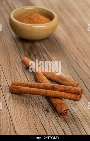 Zimt, köstliche Zimtstangen und Pulver auf Holztisch oder Hintergrund mit Kopierraum. Gesundes Lebensmittelkonzept. Aromatisch-würzige Lebensmittelzutat ein Stockfoto