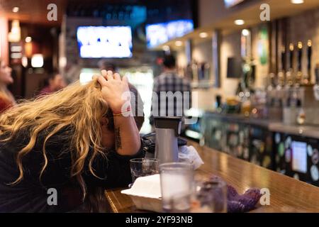 Ein Patron in einer Bar in Chicago, Illinois, reagiert auf die Ankündigung des Sieges von Donald J. Trump bei den US-Präsidentschaftswahlen 2016. Stockfoto