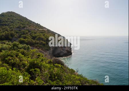 Der Park Parque del Garraf mit einer Höhlenlandschaft aus Kalksteinhügeln, die von einheimischer Vegetation bedeckt sind, liegt in Barcelona, Spanien, Katalonien Stockfoto