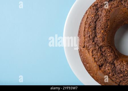 Blick von oben auf Kakao, Walnuss, Schokoladenbrot und Zimtgebäck Stockfoto