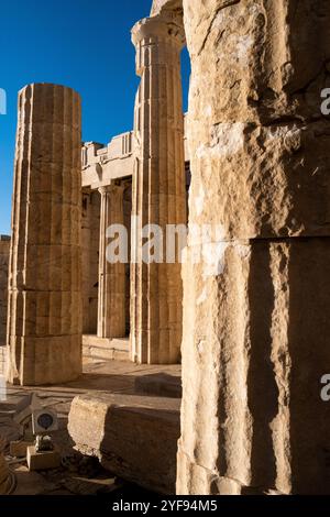 Die Propyläen, die am 11. Januar 2023 das monumentale zeremonielle Tor zum Parthenon-Tempel auf der Akropolis in Athen, der Hauptstadt Griechenlands, ist. Le Stockfoto