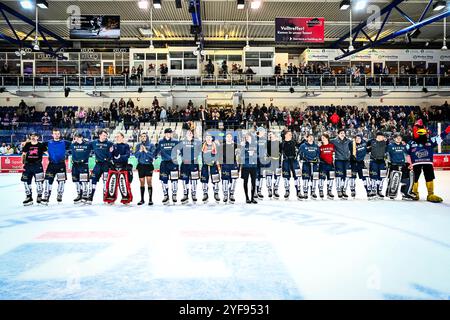 Jubel, Freude bei den Iserlohn Roosters im Anschluss an das Derby gegen die Kölner Haie, GER, Iserlohn Roosters vs. Koeler Haie, Eishockey, Penny-DEL, 15. Spieltag, Spielzeit 2024/2025, 03.11.2024, Foto: Jonas Brockmann/Eibner-Pressefoto Stockfoto