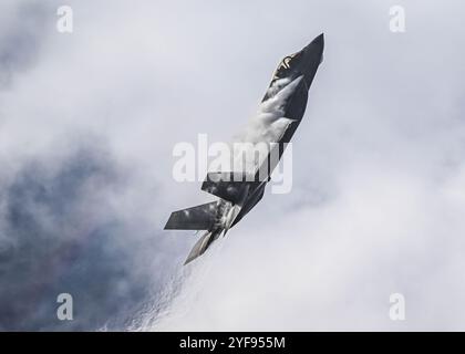 Ein F-35 Lightning II-Flugzeug, das von Major Melanie Kluesner gesteuert wurde, führt eine Demonstration mit dem F-35 Demonstrationsteam durch, das dem 388. Figh zugeordnet ist Stockfoto