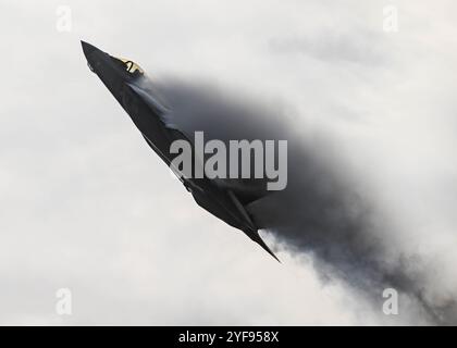 Ein F-35 Lightning II-Flugzeug, das von Major Melanie Kluesner gesteuert wurde, führt eine Demonstration mit dem F-35 Demonstrationsteam durch, das dem 388. Figh zugeordnet ist Stockfoto