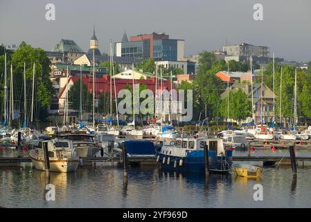 LAPPEENRANT, FINNLAND - 12. JUNI 2017: Ein nebeliger Juni-Morgen im Yachthafen der Stadt Stockfoto