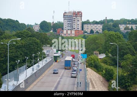 IVANGOROD, RUSSLAND - 12. AUGUST 2017: Ansicht des russischen Kontrollpunktes des internationalen Automobilgrenzübergangs Ivangorod auf der bewölkten Summe Stockfoto