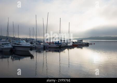 LAPPEENRANT, FINNLAND - 12. JUNI 2017: Sommer nebeliger Morgen auf dem See Saimaa Stockfoto