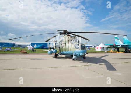 SCHUKOWSKI, RUSSLAND - 20. JULI 2017: Mehrzweckhubschrauber Mi-35M (Krokodil) auf der Flugshow MAKS-2017 Stockfoto