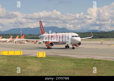 MAILAND, ITALIEN - 17. SEPTEMBER 2017: Die Boeing 737-800 der Fluggesellschaft EasyJet Airline Company Limited auf dem Rollweg des Flughafens Malpensa Stockfoto