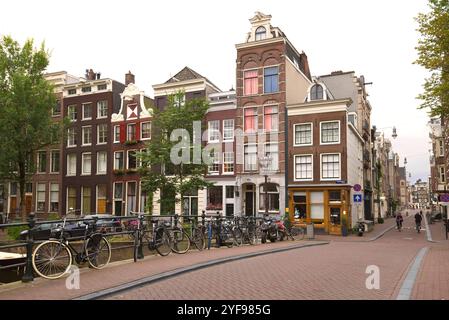 AMSTERDAM, NIEDERLANDE - 30. SEPTEMBER 2017: Bewölkter Septembermorgen auf den Straßen der Stadt Stockfoto