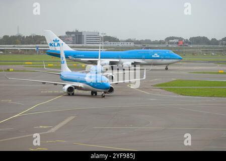 AMSTERDAM, NIEDERLANDE - 30. SEPTEMBER 2017: Bewölkter Tag auf dem Flugplatz des Flughafens Schiphol Stockfoto